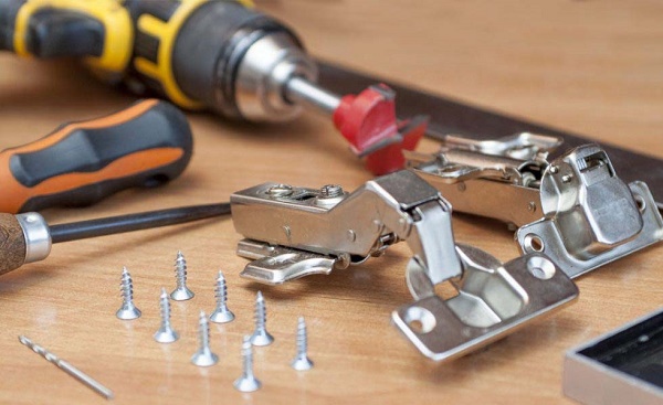 Cách khoan lỗ bản lề bật