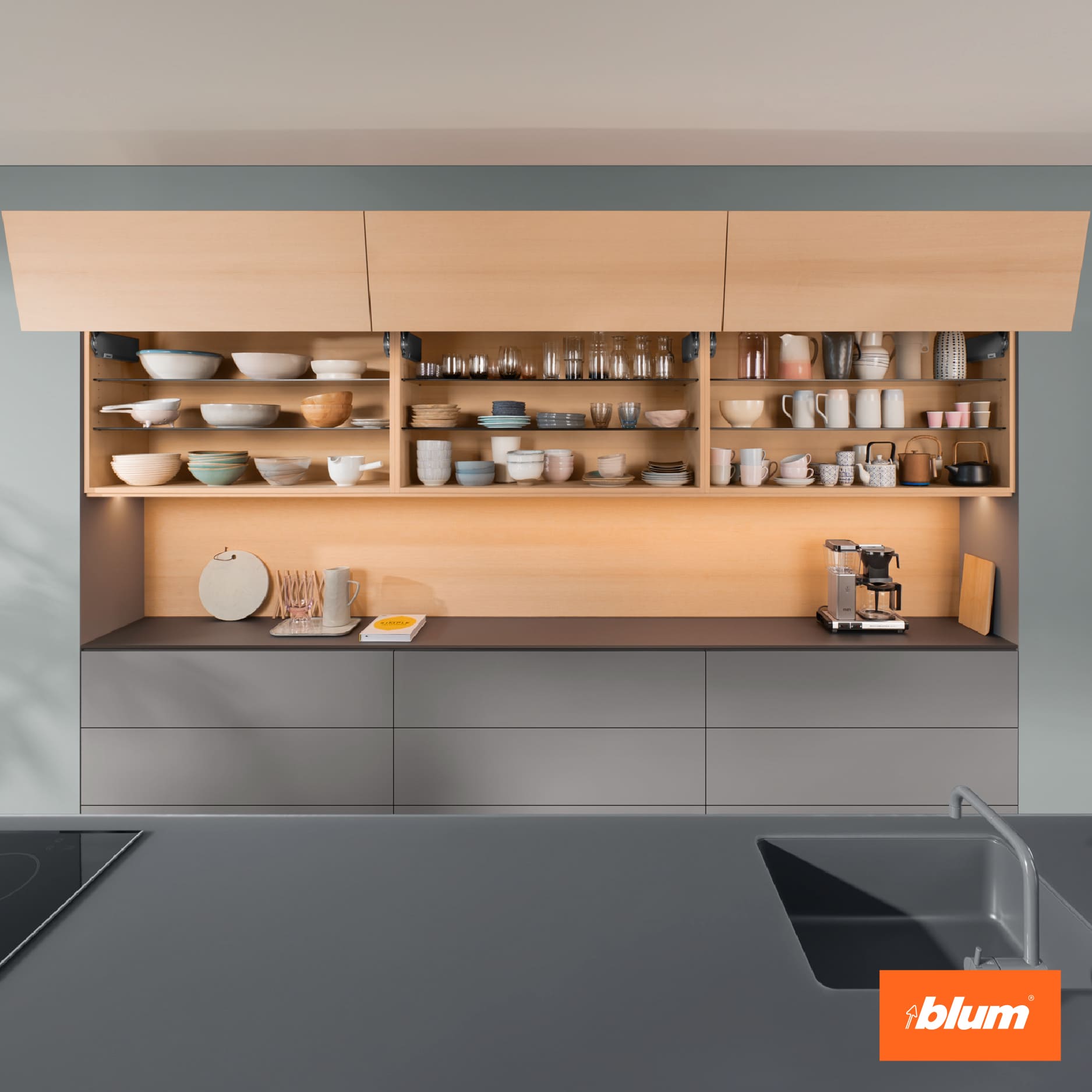 Tay nâng Blum AVENTOS HF êm ái, tiện lợi cho cánh tủ bếp