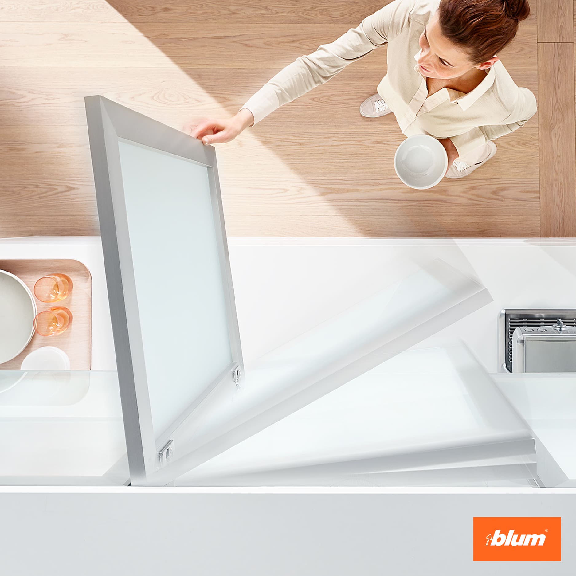 Bản lề Blum cánh kính: Lựa chọn hàng đầu của Tủ bếp cửa kính